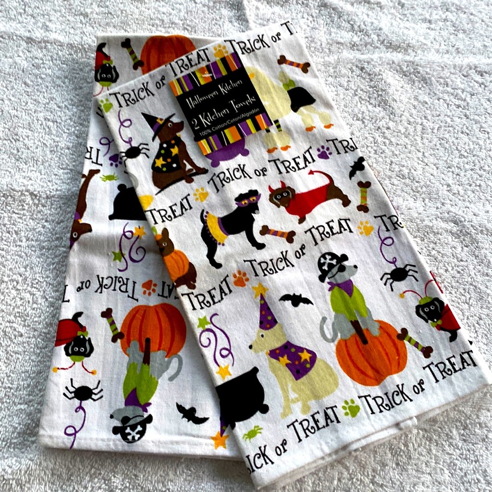 2 Dog Halloween kitchen towels 100% cotton NWT. 24” long 15” wide.